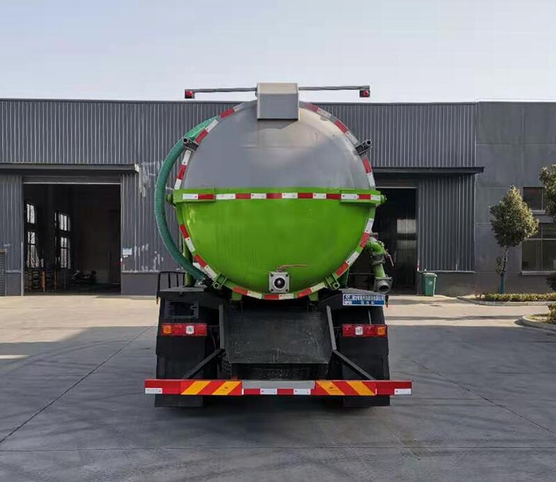 程力威牌CLW5180GXWS6型吸污车
