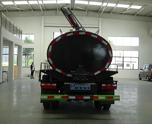程力威牌CLW5070GXE6XS型吸粪车